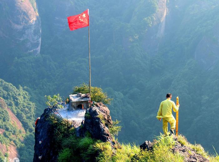 坐落在悬崖峭壁上的小庙，道士可以立在悬崖上，只为上一柱龙头香