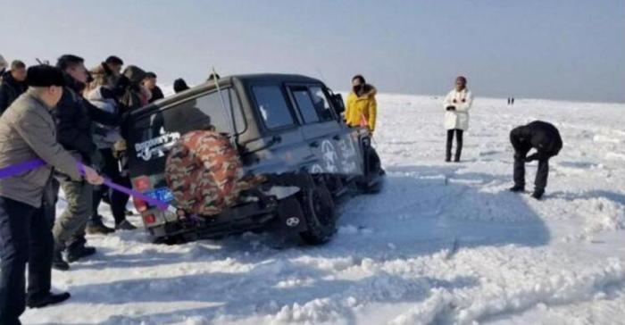 为了拍照 东北车主把车开到了结冰的海上 结果陷入冰窟窿里