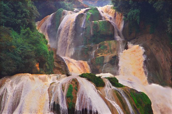 云南省最大、最壮观的大叠水瀑布！
