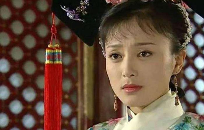 她是永琪的生母，正史上与孝庄是同乡，居妃位长达47年
