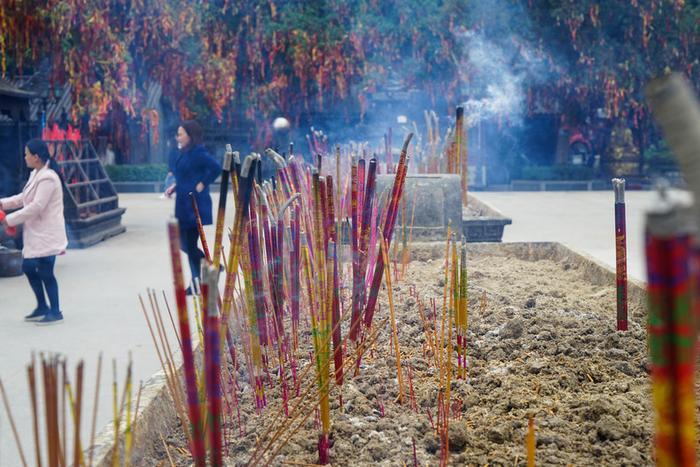 广东观音像下藏着好多小金佛, 当地的有钱人拿它来供奉