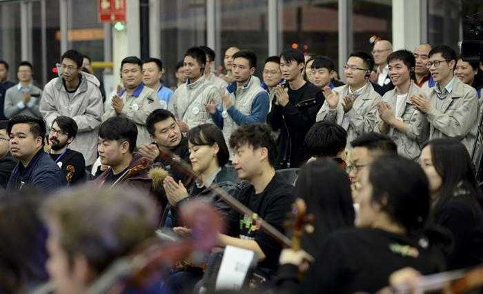 马友友带领“广东国际青年音乐周”导师 学员走进一线车间