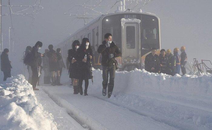 日本高考遭遇“雪灾”，雪国高中生难赴考场