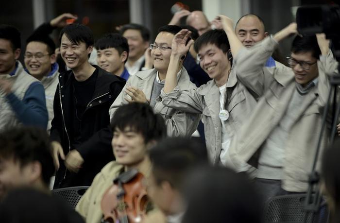 马友友带领“广东国际青年音乐周”导师 学员走进一线车间