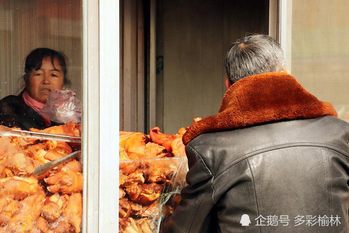 榆林菜市场年味浓 年货摊前挤满人