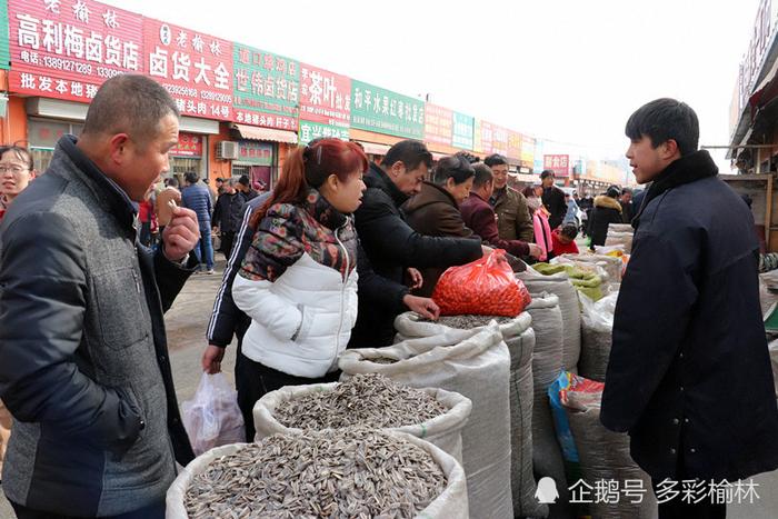 榆林菜市场年味浓 年货摊前挤满人