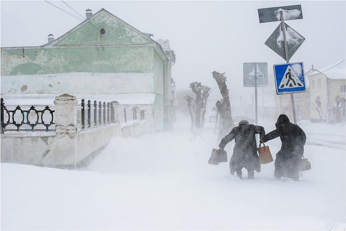 被冰雪覆盖的俄罗斯，战斗民族为锻炼自己的抗冻能力，裸奔出屋