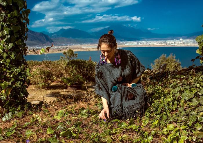 王力可初春时尚写真曝光“氧气女神” 倡导极简生活