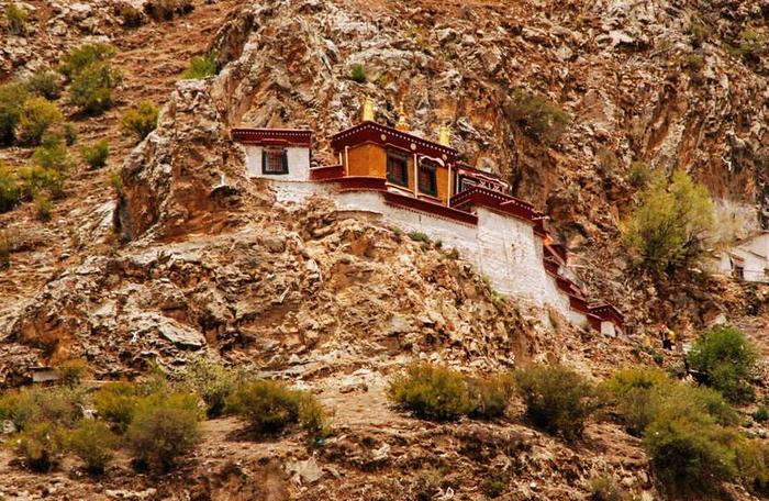 相传是松赞干布留下血脉的藏地王妃—芒萨尺姜所建的修行神庙