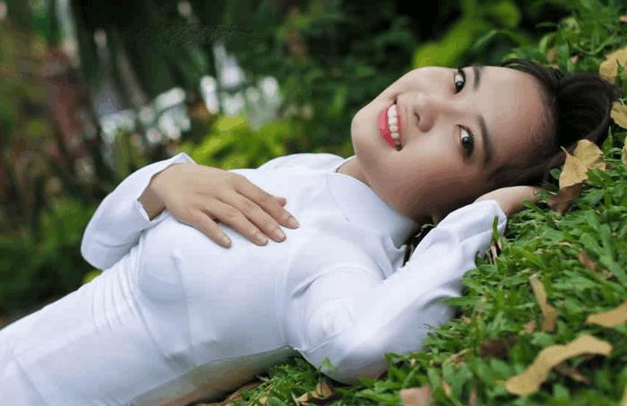 越南姑娘身穿白色奥黛 宛如南方女子般温婉尔雅