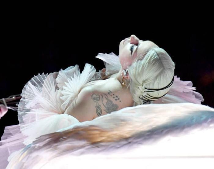 格莱美Lady Gaga少女心发作, 仙女造型, 简直美得犯规!
