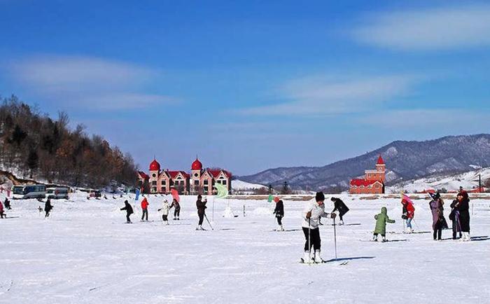 张家口学院把滑雪规定为大一新生必修课，这也是国内首家滑雪学校