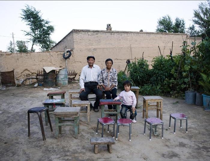 这些农村全家福照片, 反映了真实的农村家庭, 背后的原因令人动容