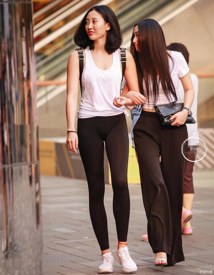 街拍 紧身裤 亚洲在线街拍白色背心黑色紧身裤美女图片_蛙客网viwik.com
