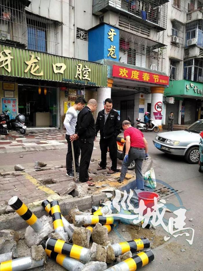 霞山：一人行道被人打下的一堆钢管桩已被依法拆除