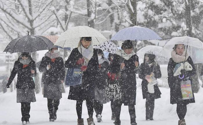 日本“高考”拉开帷幕考生冒雪赴考场全副武装！