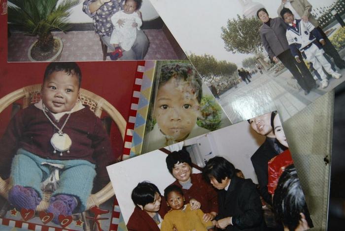6旬老奶奶抚养非洲黑人弃婴15年，最终落户在中国成为中国人