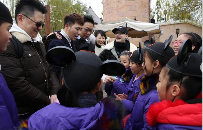 平安携支教孩子同游迪士尼 录制春节特别节目