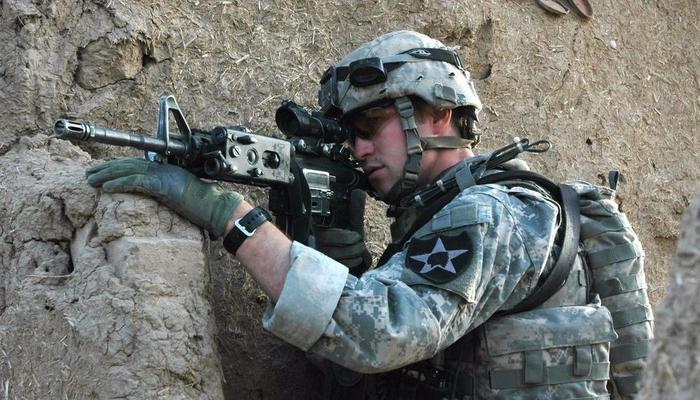 美军M16换弹夹，先在钢盔上敲一下，这个谜题今天终于解开了！