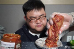 韩国大胃王小哥吃的是啥东西?表情很有意思啊!