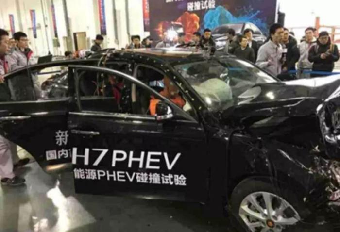 为新能源汽车安全正名！红旗H7 PHEV 100%重叠对撞解放重卡！