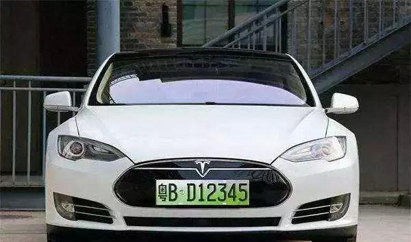 广州限行政策惹争议，绿色车牌成最佳解决办法