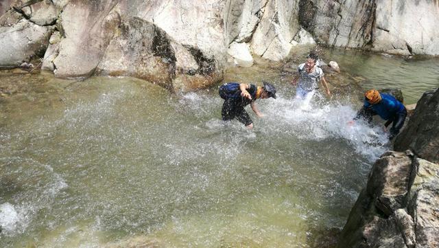 清凉一夏 溯溪漂流 龙王山峡谷溯溪 感受漂流魅力