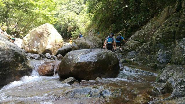 清凉一夏 溯溪漂流 龙王山峡谷溯溪 感受漂流魅力