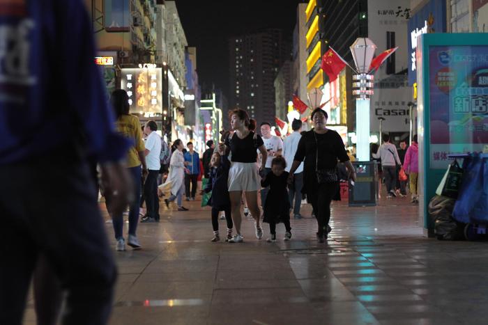 国庆假期青岛台东步行街游客爆满，现场人挤人水泄不通