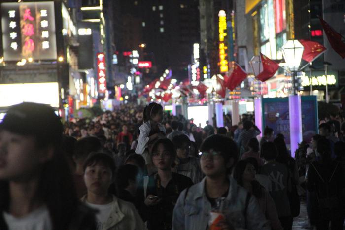 国庆假期青岛台东步行街游客爆满，现场人挤人水泄不通