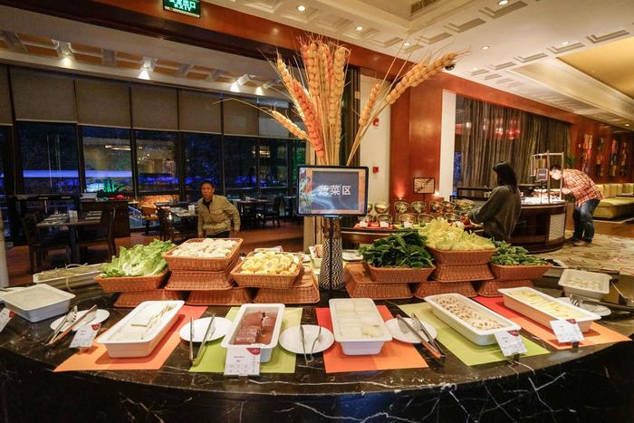 在上海这家五星级酒店吃泰式火锅自助餐，只有周六有，吃的人很少