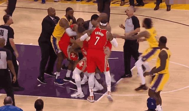 NBA：保罗隆多发生冲突，莺歌对着保罗就是一记重拳