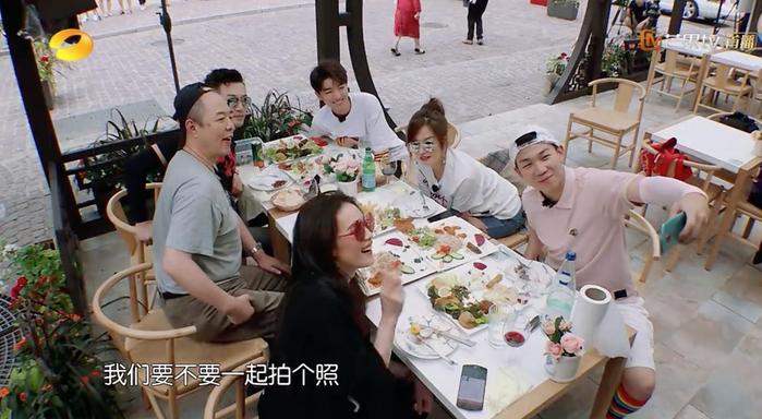 《中餐厅2》张铁林、赵薇、苏有朋同框 美图T9手机自拍合影超暖心