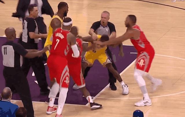 NBA：保罗隆多发生冲突，莺歌对着保罗就是一记重拳