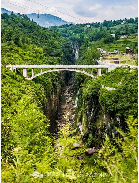 地球最美丽的伤痕 恩施云龙地缝 暗河造就的世界奇观