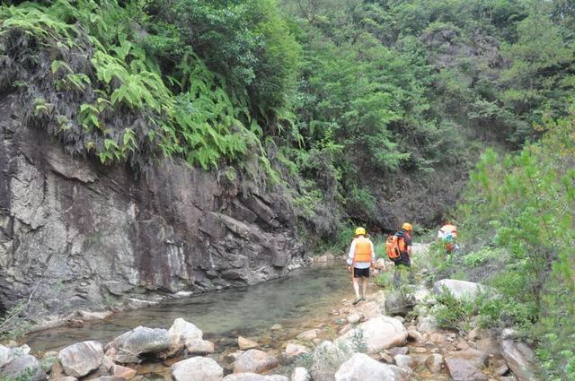 清凉一夏 溯溪漂流 龙王山峡谷溯溪 感受漂流魅力