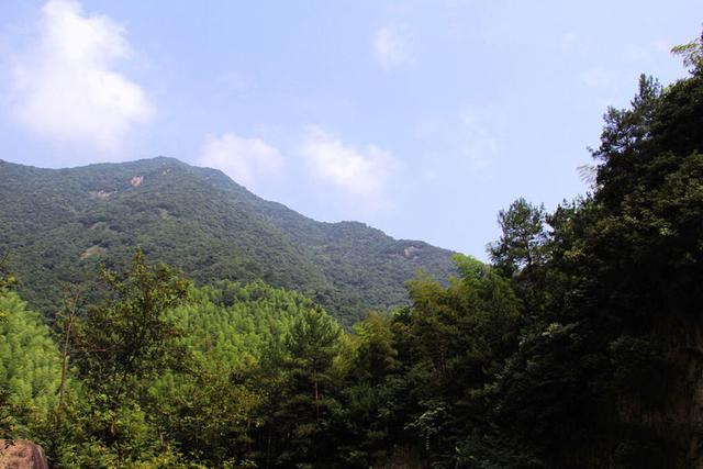 清凉一夏 溯溪漂流 龙王山峡谷溯溪 感受漂流魅力