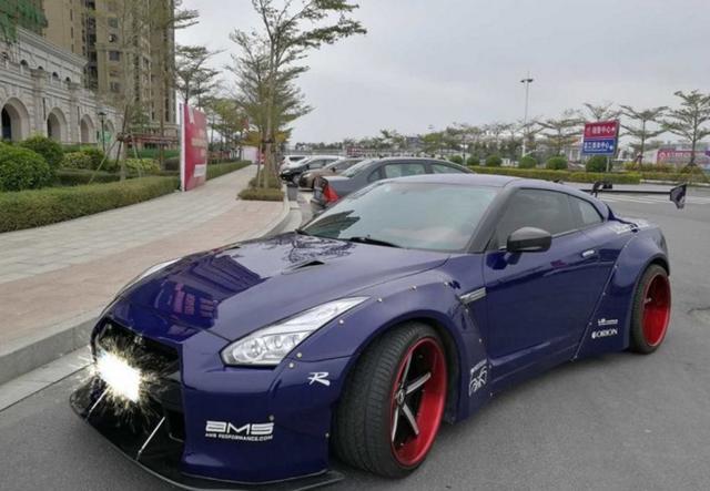 小伙花10万元改装日产GT-R？专业车手看到车后不禁捧腹大笑