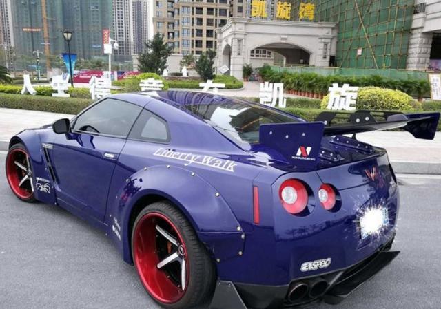 小伙花10万元改装日产GT-R？专业车手看到车后不禁捧腹大笑