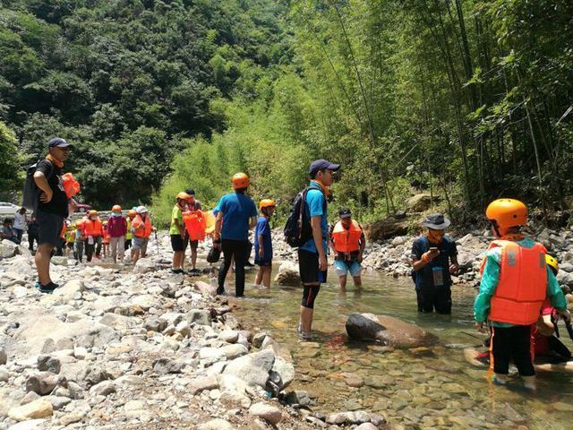 清凉一夏 溯溪漂流 龙王山峡谷溯溪 感受漂流魅力