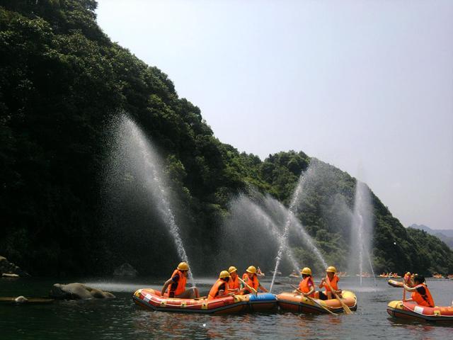 清凉一夏 溯溪漂流 龙王山峡谷溯溪 感受漂流魅力