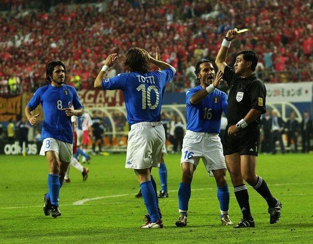 2002年世界杯，韩国对意大利那场的裁判怎么样了？