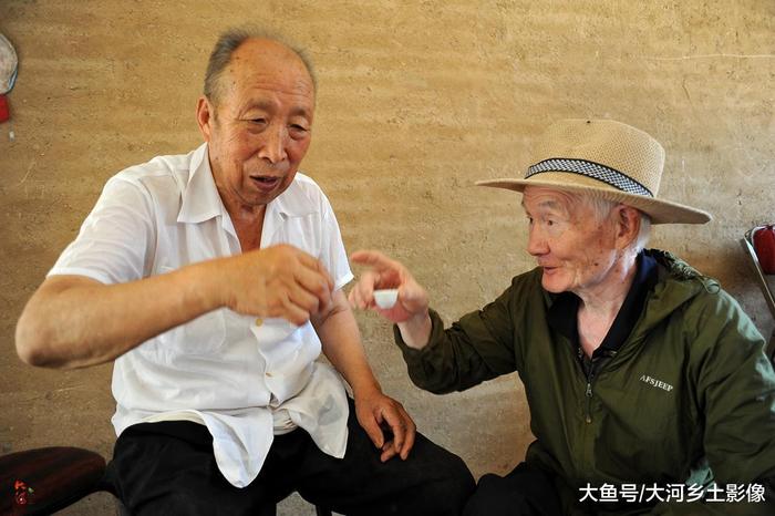 农村大爷邀8位老友喝“茅台”, 年龄最小72岁: 就想一起说说话