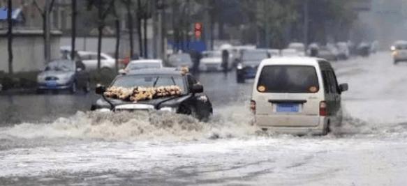 开劳斯莱斯遇上下大雨天, 只能用手推车