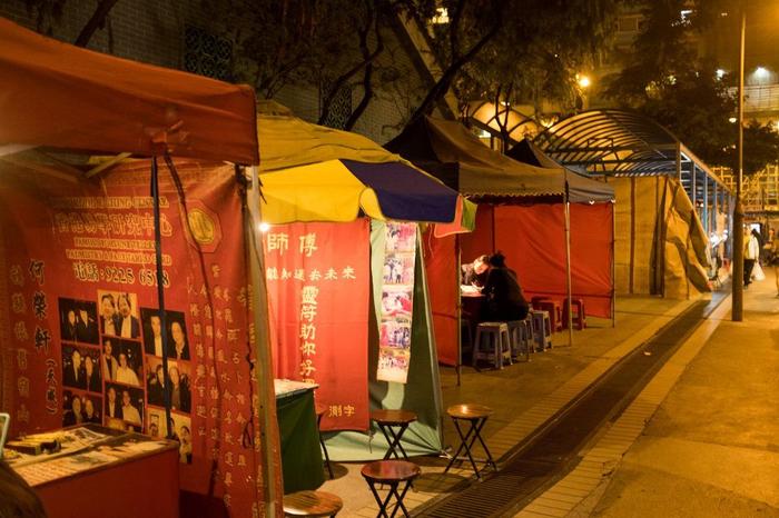 实拍香港算命一条街，世界最繁华都市的香港人竟然如此迷信爱算命