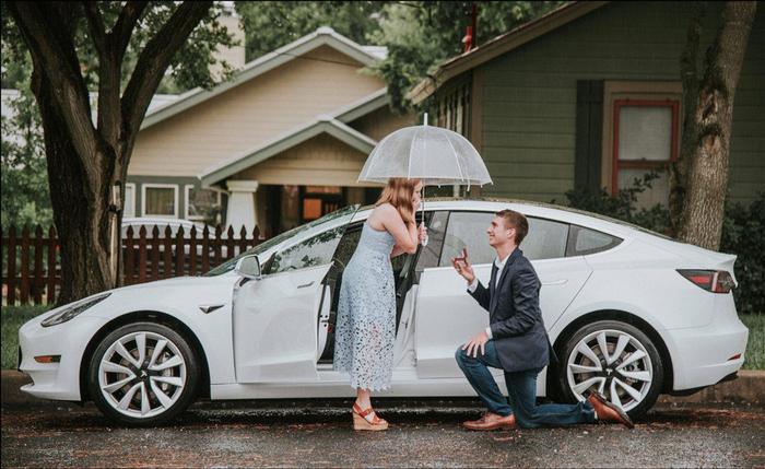 这可能是特斯拉Model 3最浪漫的功能：一位车主用它求婚成功了
