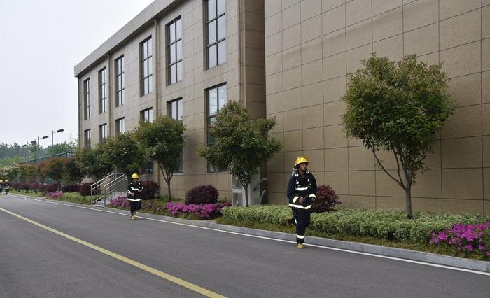 萧县中队积极组织新训专职消防员开展背负空气呼吸器5000米跑训练