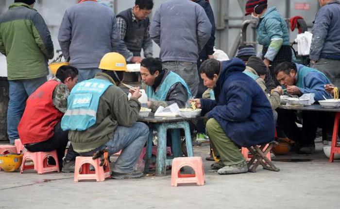 2个农民工吃早饭，发现身上没钱，老板娘说下回再给，隔天傻了眼