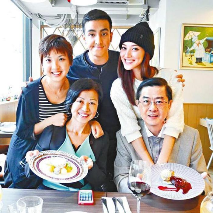 明明父母都是中国人，为什么陈凯琳和弟弟看起来像混血呢？