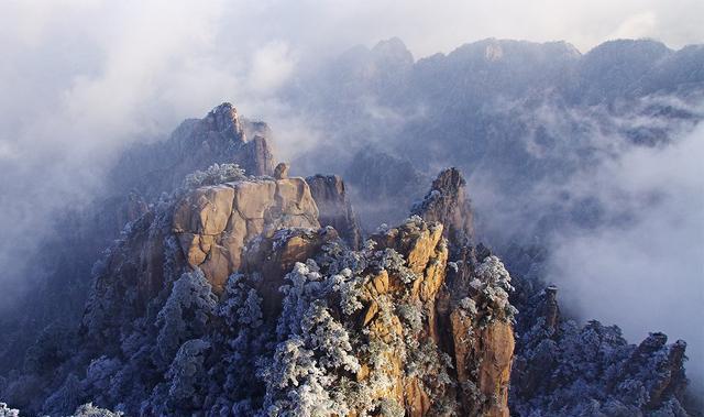 黄山山顶什么时候下雪，下雪可以去黄山旅游吗？爬山安全吗？